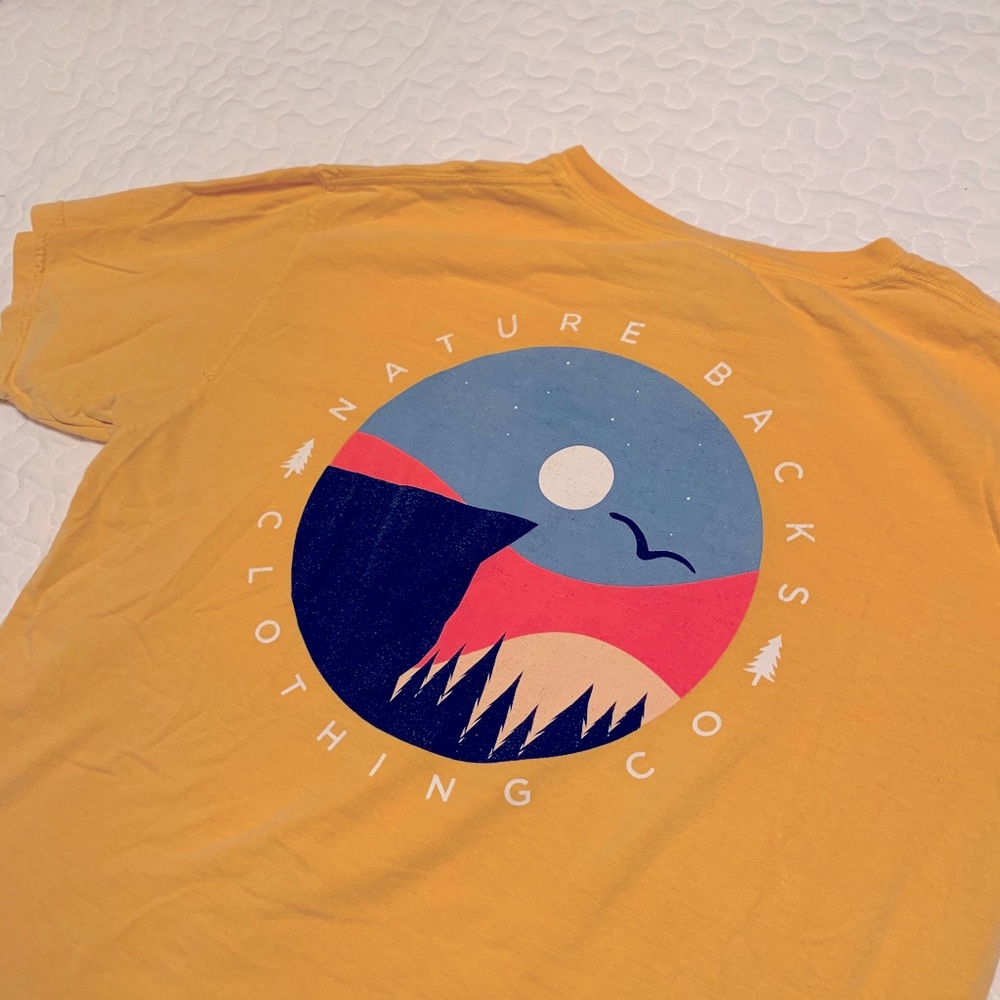 🌼Yellow Nature backs t-shirt🌼